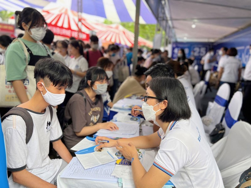 Tư vấn hướng nghiệp cần có khả năng lắng nghe và tin tưởng để giúp học sinh thoải mái bày tỏ suy nghĩ, quan điểm của mình.