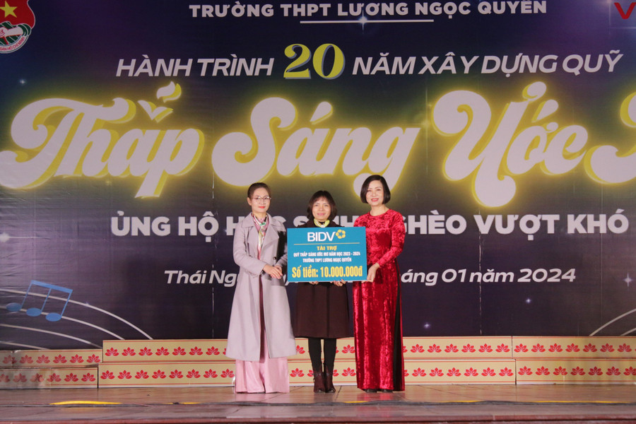Đại diện các nhà tài trợ, các nhà hảo tâm, cơ quan doanh nghiệp, các bậc phụ huynh học sinh ủng hộ xây dựng quỹ &quot;Thắp sáng ước mơ&quot;.