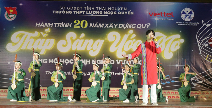 Tiết mục văn nghệ của các em học sinh Trường THPT Lương Ngọc Quyến.