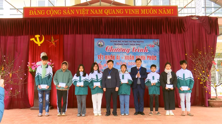 Trao tặng hơn 80 phần quà Tết cho học sinh có hoàn cảnh khó khăn.