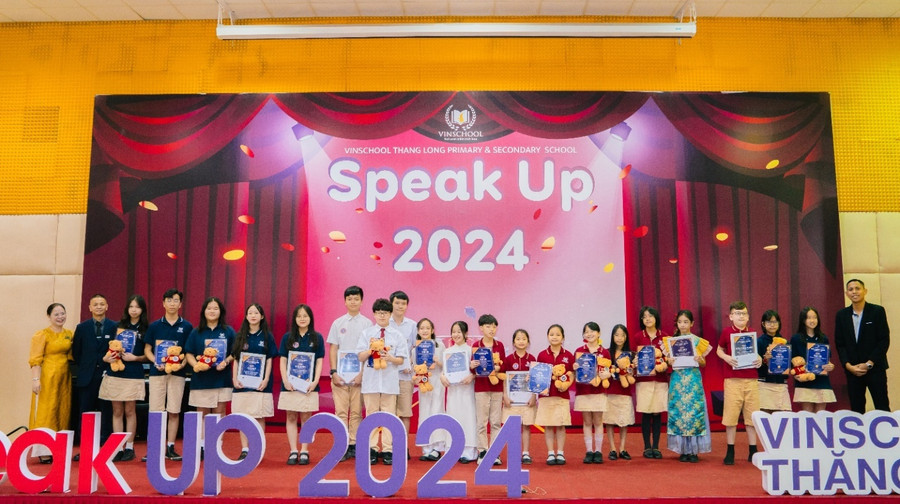 Ban giám khảo chụp ảnh lưu niệm cùng các thí sinh đạt giải