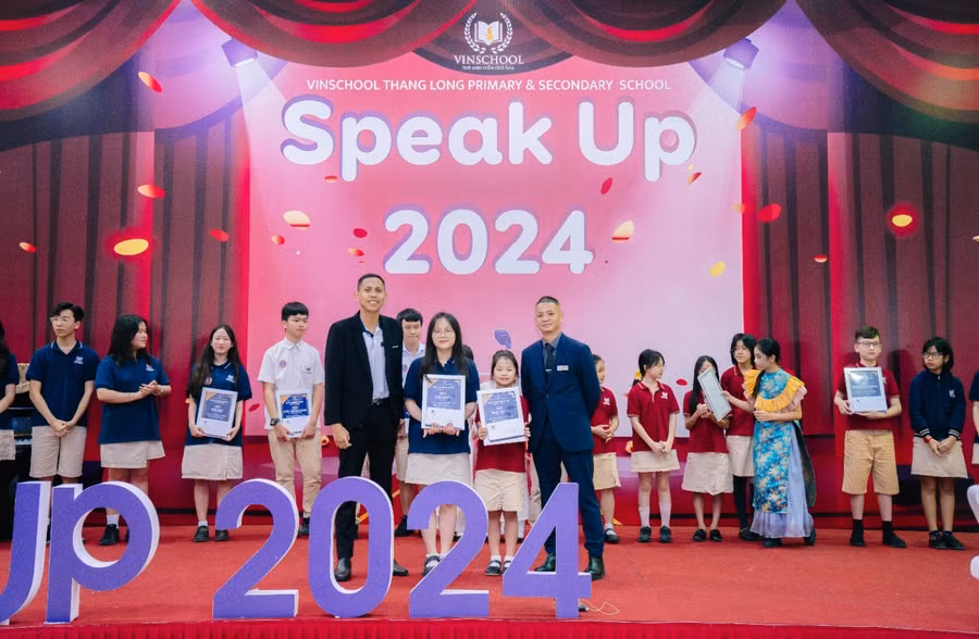 Thí sinh Nguyễn Thu Huyền lớp 10A1 (đứng thứ 2 từ trái sang), thí sinh Lê Linh Đan lớp 4A1(đứng thứ 3 từ trái sang) giành giải nhất phần thi nói cuộc thi SPEAK UP 2024.