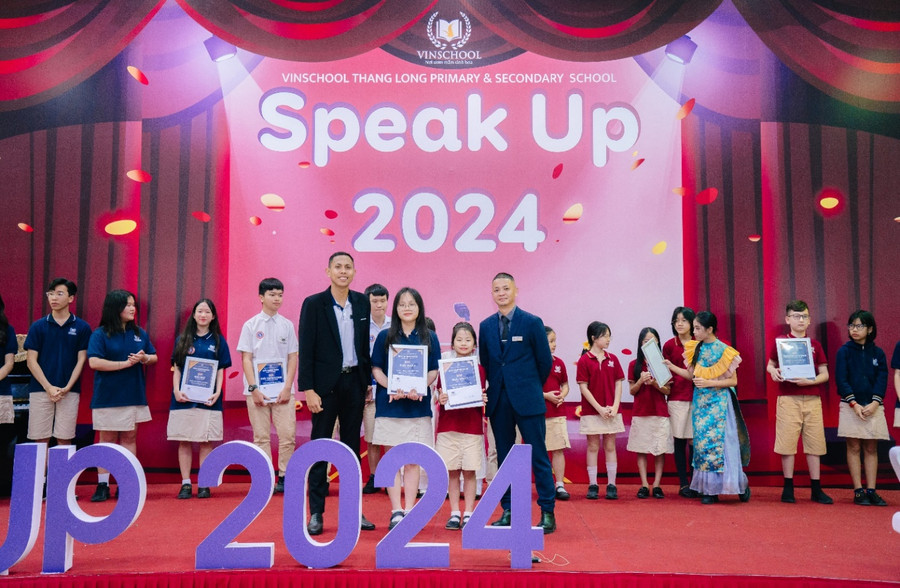 Thí sinh Nguyễn Thu Huyền lớp 10A1 (đứng thứ 2 từ trái sang), thí sinh Lê Linh Đan lớp 4A1(đứng thứ 3 từ trái sang) giành giải nhất phần thi nói cuộc thi SPEAK UP 2024.