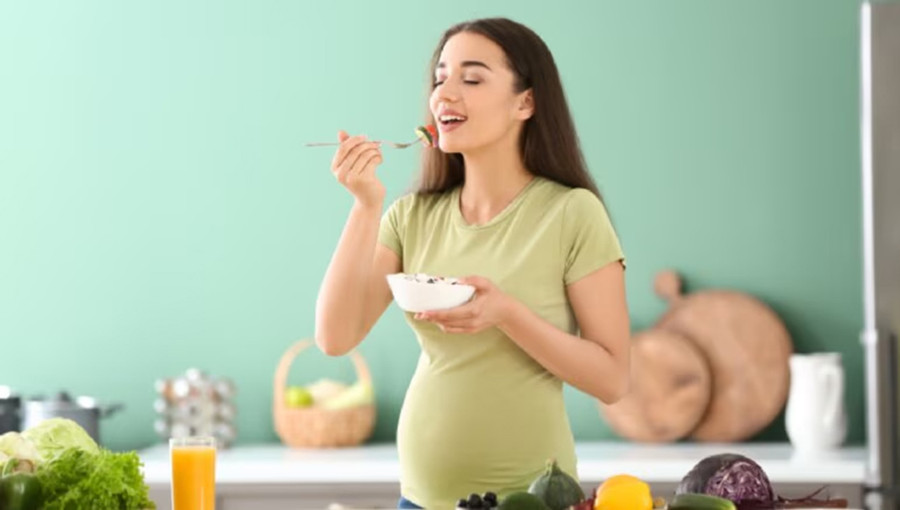 Thèm ăn là vấn đề khó tránh đối với nhiều mẹ bầu. (Ảnh: ITN)