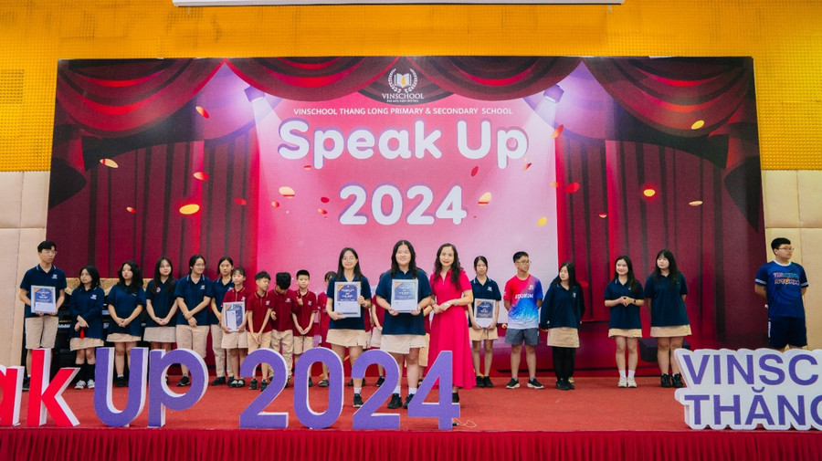 Thí sinh Bạch Tường Vi lớp 10A2 ( đứng thứ nhất từ trái sang), thí sinh Nguyễn Tú Nhi (đứng giữa) lớp 10A3 giành giải nhất phần thi Viết cuộc thi SPEAK UP 2024. 