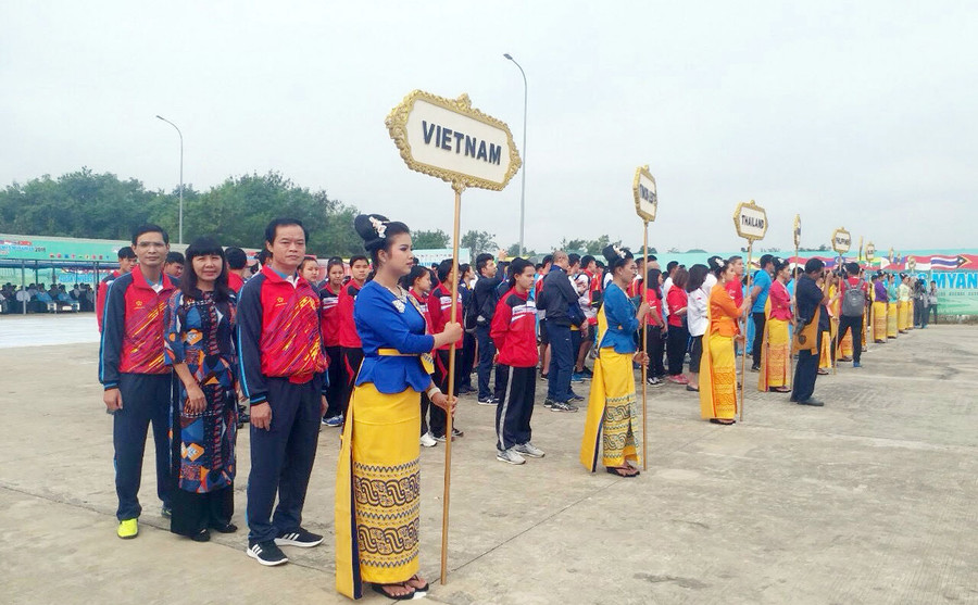 Các đoàn dự lễ thượng cờ Các đoàn dự lễ thượng cờ