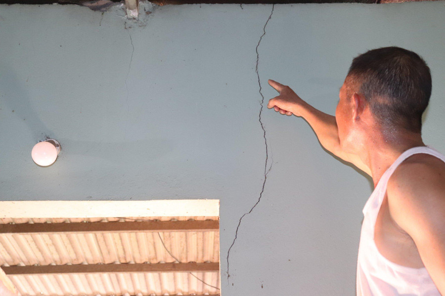 Những bức tường bị xé ngang do ảnh hưởng của việc thi công tuyến đường Đông Tây 1 kéo dài.