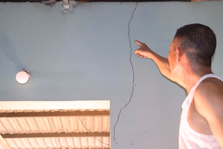 Những bức tường bị xé ngang do ảnh hưởng của việc thi công tuyến đường Đông Tây 1 kéo dài.