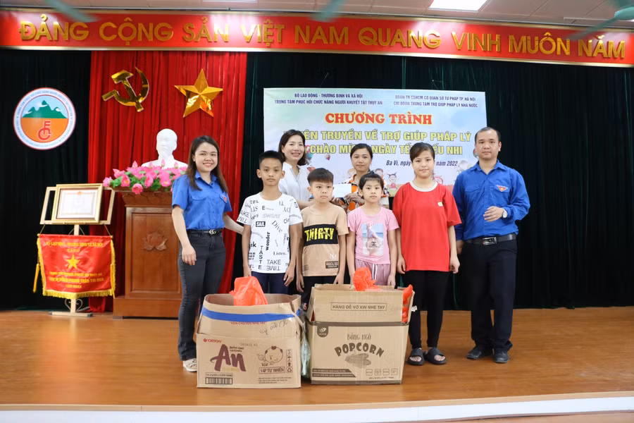 Đoàn Thanh niên cơ quan Sở Tư pháp Hà Nội và Chi đoàn Trung tâm Trợ giúp pháp lý Nhà nước TP Hà Nội tặng quà nhân dịp Tết Thiếu nhi 1/6 cho trẻ em tại đây.