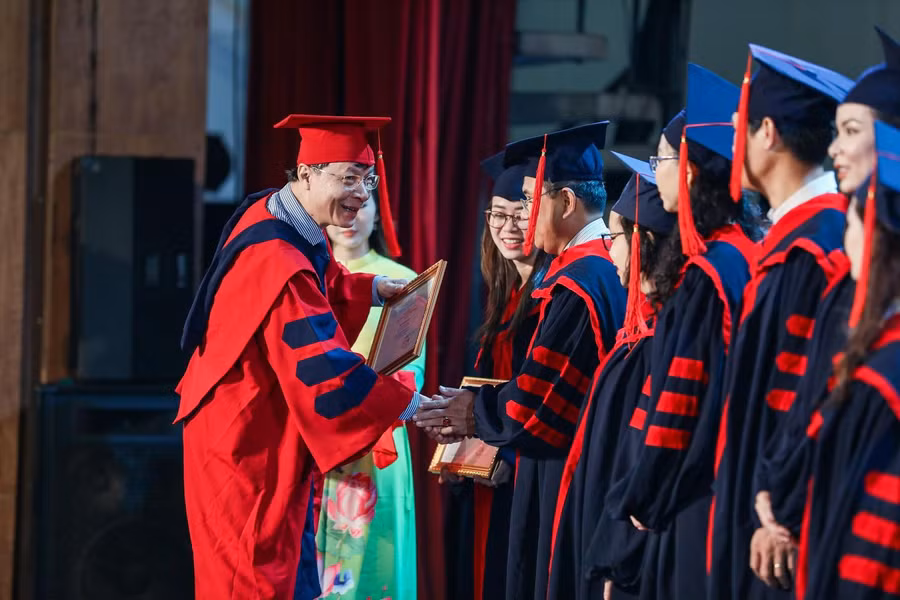 Trao bằng tốt nghiệp cho tân thạc sĩ và cử nhân