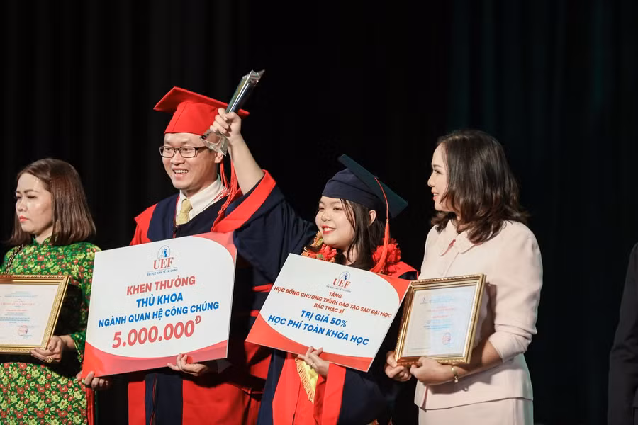 Khen thưởng sinh viên có thành tích học tập xuất sắc