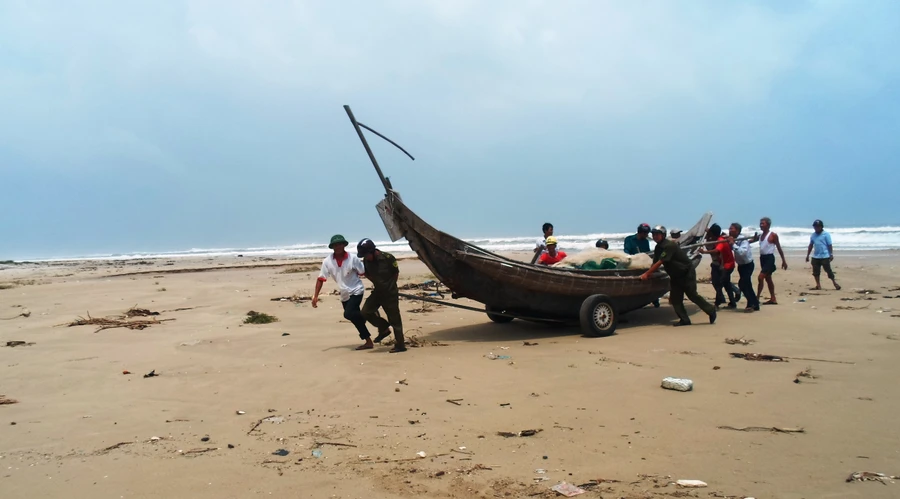 Ngư dân neo đậu tàu, thuyền lên cao