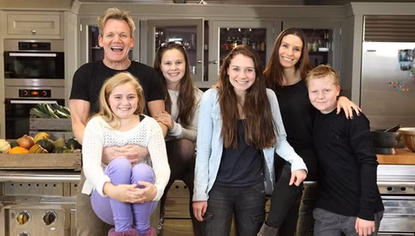 “Vua đầu bếp” lý giải việc không cho con cùng ngồi khoang hạng nhất khi đi du lịch