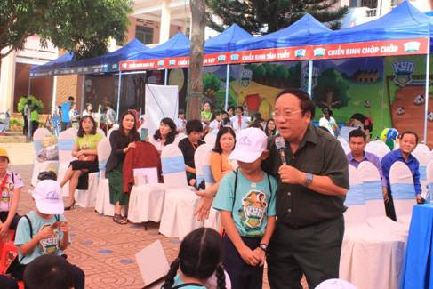 Các em học sinh giao lưu với nhà thơ Trần Đăng Khoa Các em học sinh giao lưu với nhà thơ Trần Đăng Khoa
