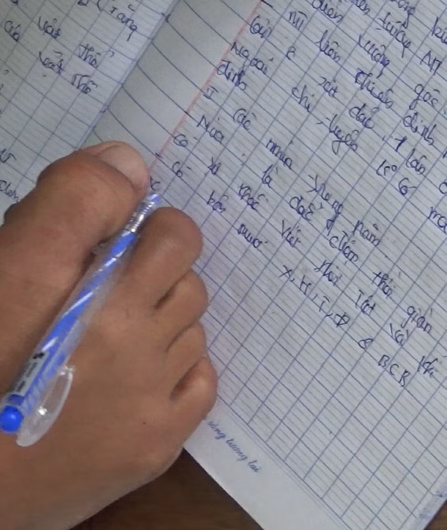 Qua tháng ngày tập viết bằng đôi chân, đến nay cô học trò nghèo đã viết được thành thạo.