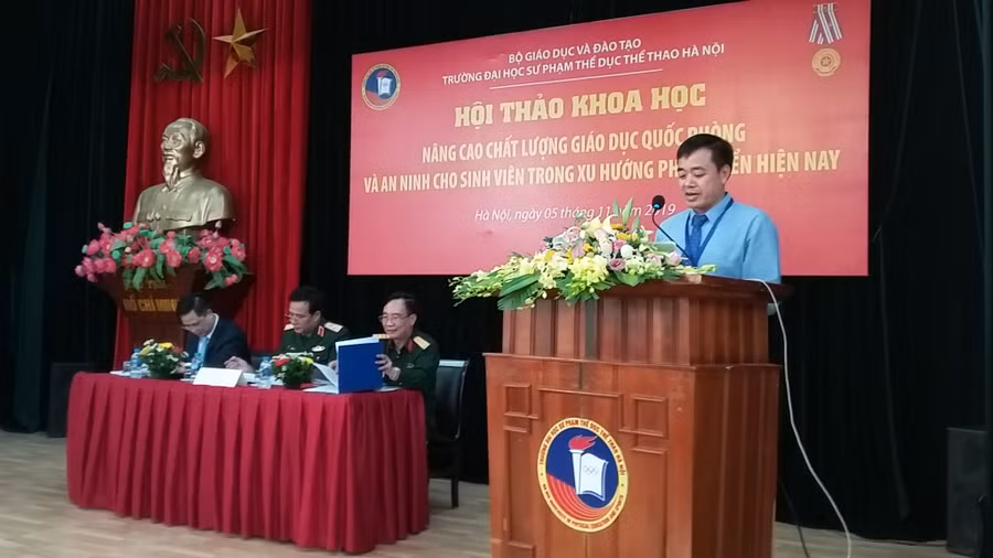 TS. Nguyễn Duy Quyết- Hiệu trưởng, Giám đốc Trung tâm Giáo dục quốc phòng an ninh Trường Đại học Sư phạm TDTT Hà Nội phát biểu đề dẫn tại Hội thảo.