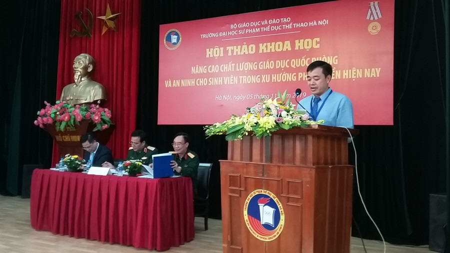 TS. Nguyễn Duy Quyết- Hiệu trưởng, Giám đốc Trung tâm Giáo dục quốc phòng an ninh Trường Đại học Sư phạm TDTT Hà Nội phát biểu đề dẫn tại Hội thảo.