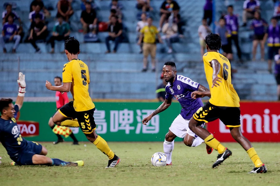 Hà Nội FC (áo tím) phải phân sức cho AFC Cup.