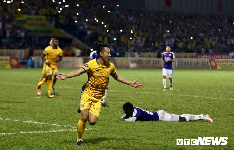 Thanh Hoá (áo vàng) đánh bại Hà Nội FC nhờ quyết tâm vượt trội. Thanh Hoá (áo vàng) đánh bại Hà Nội FC nhờ quyết tâm vượt trội.