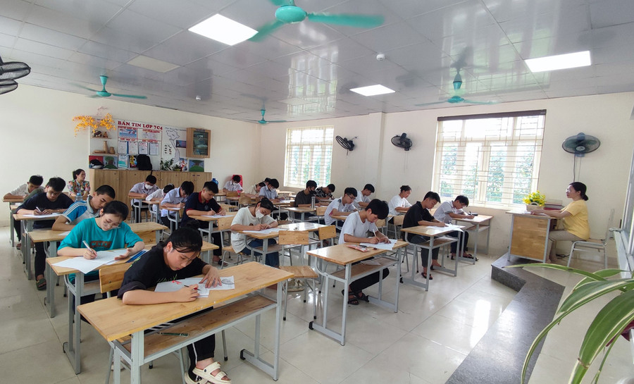 Học sinh Trường THCS Nguyễn Du thi khảo sát lần cuối trước khi bước vào kỳ thi vào lớp 10 THPT. (Ảnh: LT). Học sinh Trường THCS Nguyễn Du thi khảo sát lần cuối trước khi bước vào kỳ thi vào lớp 10 THPT. (Ảnh: LT).