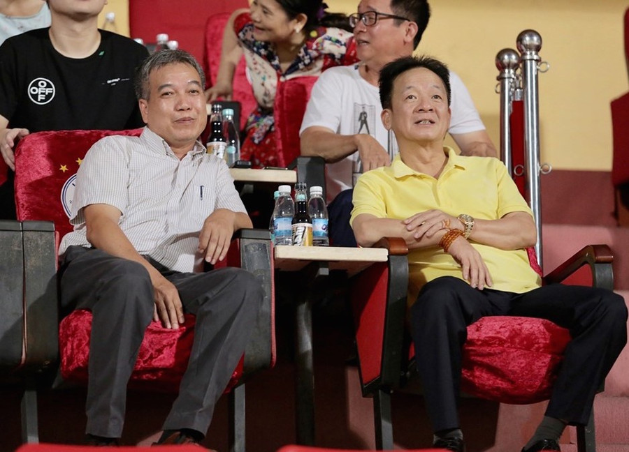 Bầu Hiển dự khán trận đấu giữa Hà Nội và Khánh Hoà cùng Tân Chủ tịch CLB Hà Nội Nguyễn Trọng Chiến