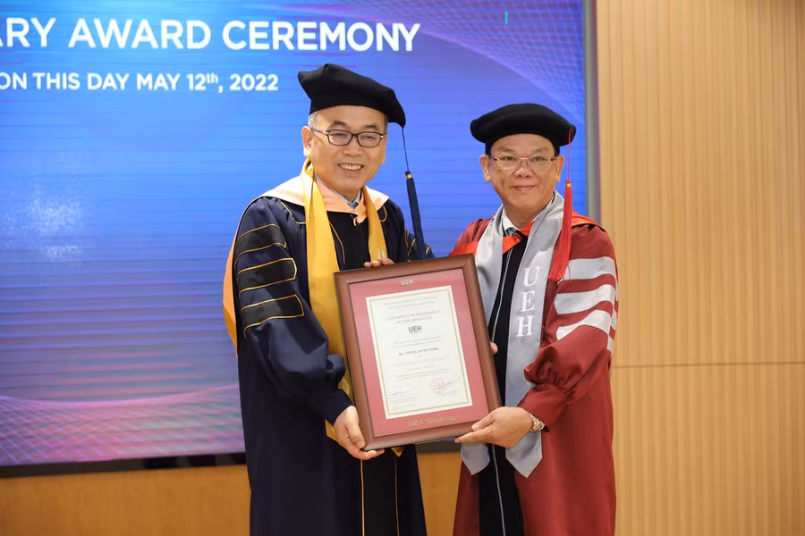 GS.TS Nguyễn Đông Phong trao quyết định Hiệu trưởng danh dự Trường Công nghệ và Thiết kế UEH cho Tiến sĩ Park Young June