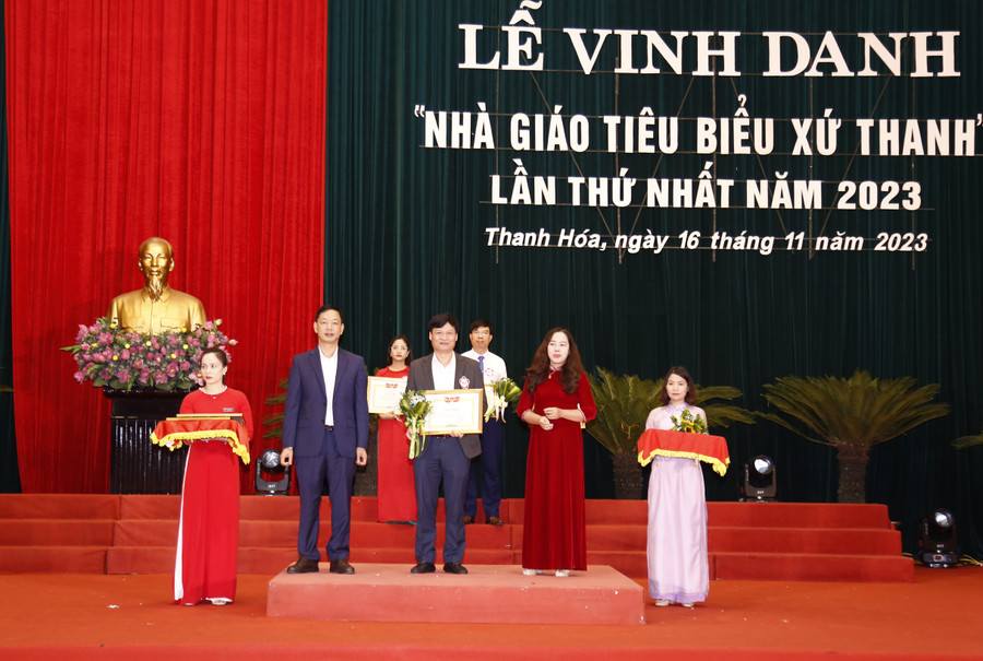 Thầy giáo Nguyễn Thanh Sơn, Hiệu trưởng Trường THPT Chuyên Lam Sơn là một trong 118 &quot;Nhà giáo tiêu biểu xứ Thanh&quot; được vinh danh. (Ảnh: NT)