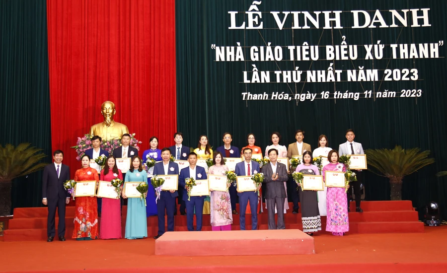 Sở GD&ĐT Thanh Hóa phối hợp với Công Đoàn ngành giáo dục tổ chức lễ vinh danh 118 giáo viên tiêu biểu. (Ảnh: NT).