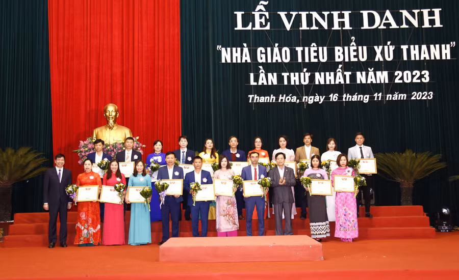 Sở GD&ĐT Thanh Hóa phối hợp với Công Đoàn ngành giáo dục tổ chức lễ vinh danh 118 giáo viên tiêu biểu. (Ảnh: NT).