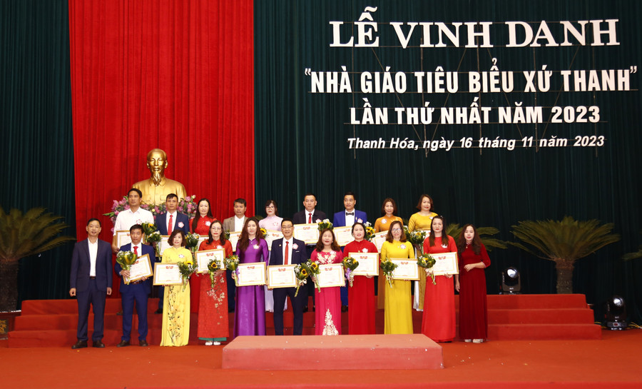 Lãnh đạo Sở GD&amp;ĐT trao giấy khen tới các nhà giáo tiêu biểu. (Ảnh: NT).