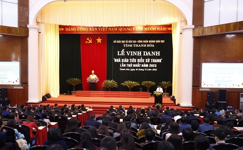 Buổi lễ có sự tham gia của đại diện lãnh đạo Ban Tuyên giáo Tỉnh ủy; Sở GD&amp;ĐT cùng đông đảo cán bộ, giáo viên, công nhân viên ngành giáo dục và 118 nhà giáo tiêu biểu. (Ảnh: NT)