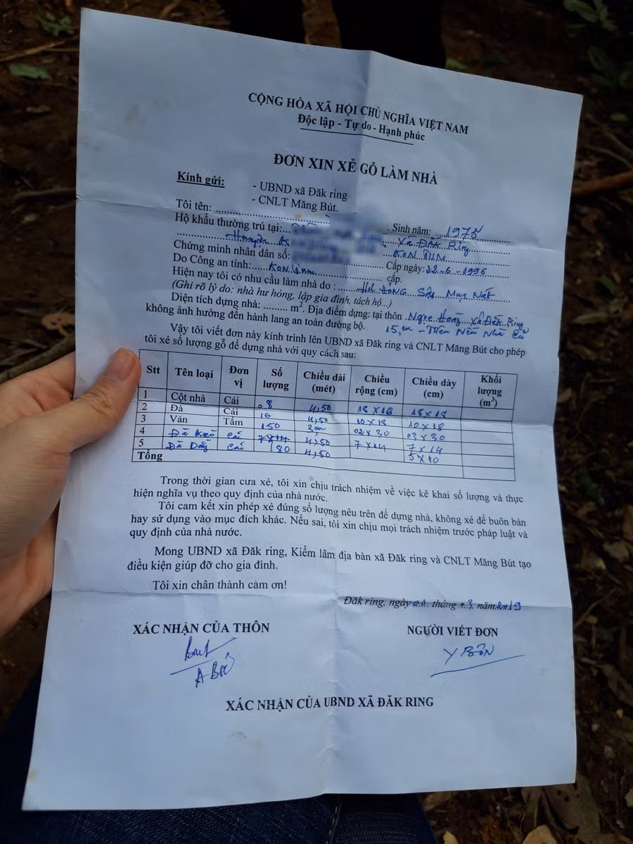 Đơn xin gỗ làm nhà của người dân. Ảnh: Dung Nguyễn Đơn xin gỗ làm nhà của người dân. Ảnh: Dung Nguyễn