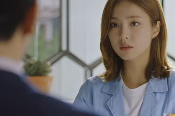 ban than mo tiec cong khai nguoi yeu, ca phong im phang phac khi thay guong mat quen - 4