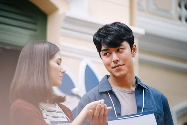 ban than mo tiec cong khai nguoi yeu, ca phong im phang phac khi thay guong mat quen - 3