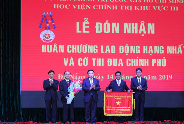 GS. TS. Nguyễn Xuân Thắng, Bí thư Trung ương Đảng, Giám đốc Học viện Chính trị quốc gia Hồ Chí Minh, Chủ tịch Hội đồng Lý luận Trung ương tặng Cờ Thi đua của Chính phủ cho Học viện Chính trị khu vực III. Ảnh: VGP/Thế Phong GS. TS. Nguyễn Xuân Thắng, Bí thư Trung ương Đảng, Giám đốc Học viện Chính trị quốc gia Hồ Chí Minh, Chủ tịch Hội đồng Lý luận Trung ương tặng Cờ Thi đua của Chính phủ cho Học viện Chính trị khu vực III. Ảnh: VGP/Thế Phong