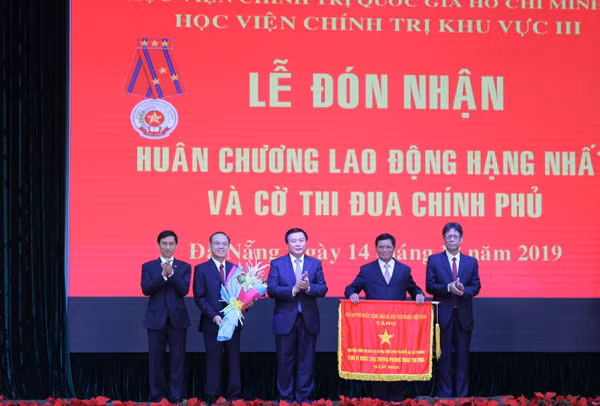 GS. TS. Nguyễn Xuân Thắng, Bí thư Trung ương Đảng, Giám đốc Học viện Chính trị quốc gia Hồ Chí Minh, Chủ tịch Hội đồng Lý luận Trung ương tặng Cờ Thi đua của Chính phủ cho Học viện Chính trị khu vực III. Ảnh: VGP/Thế Phong GS. TS. Nguyễn Xuân Thắng, Bí thư Trung ương Đảng, Giám đốc Học viện Chính trị quốc gia Hồ Chí Minh, Chủ tịch Hội đồng Lý luận Trung ương tặng Cờ Thi đua của Chính phủ cho Học viện Chính trị khu vực III. Ảnh: VGP/Thế Phong