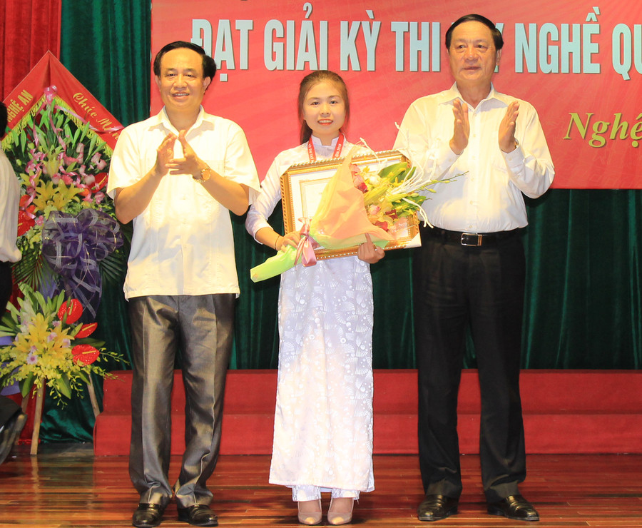 Cô gái Thái giành giải Nhất kỳ thi tay nghề quốc gia, được UBND tỉnh Nghệ An tặng bằng khen Cô gái Thái giành giải Nhất kỳ thi tay nghề quốc gia, được UBND tỉnh Nghệ An tặng bằng khen