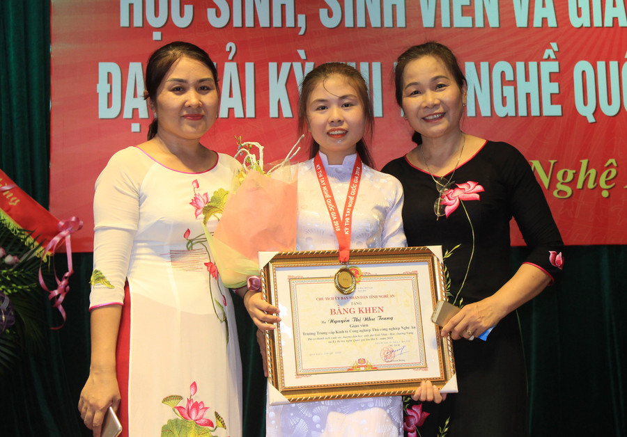 Diệu Vui cùng 2 cô giáo hướng dẫn Diệu Vui cùng 2 cô giáo hướng dẫn