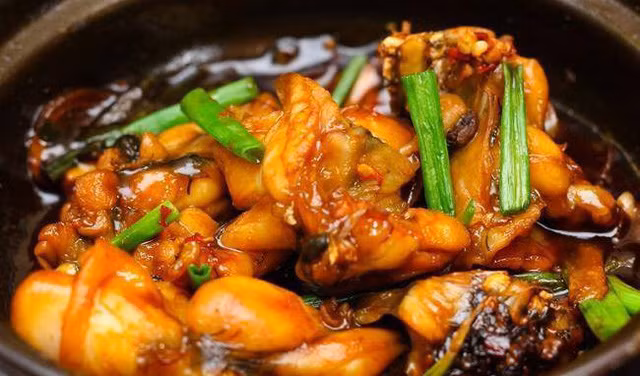  Xì dầu có chứa rất nhiều muối, việc sử dụng tùy tiện sẽ khiến bạn gặp họa. 