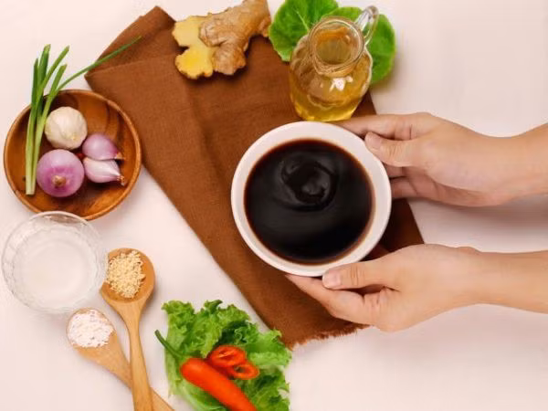  Xì dầu là loại gia vị phổ biến trong cuộc sống, thêm một lượng xì dầu trong khi nấu ăn có thể làm tăng mùi thơm của thức ăn và làm cho nó ngon hơn. 