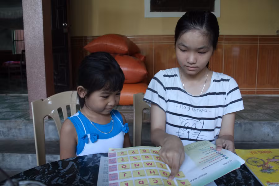 Thời gian rảnh rỗi, Việt Hà tranh thủ dạy kèm em gái và phụ mẹ việc nhà