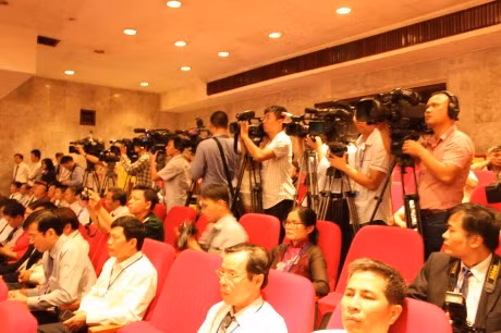 Các phóng viên đang tác nghiệp