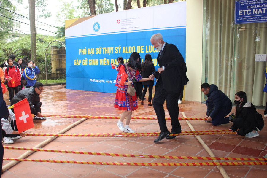 Ngài Aldo de Luca, Phó đại sứ Thụy Sỹ tại Việt Nam nhảy sạp cùng sinh viên Đại học Thái Nguyên. Ngài Aldo de Luca, Phó đại sứ Thụy Sỹ tại Việt Nam nhảy sạp cùng sinh viên Đại học Thái Nguyên.