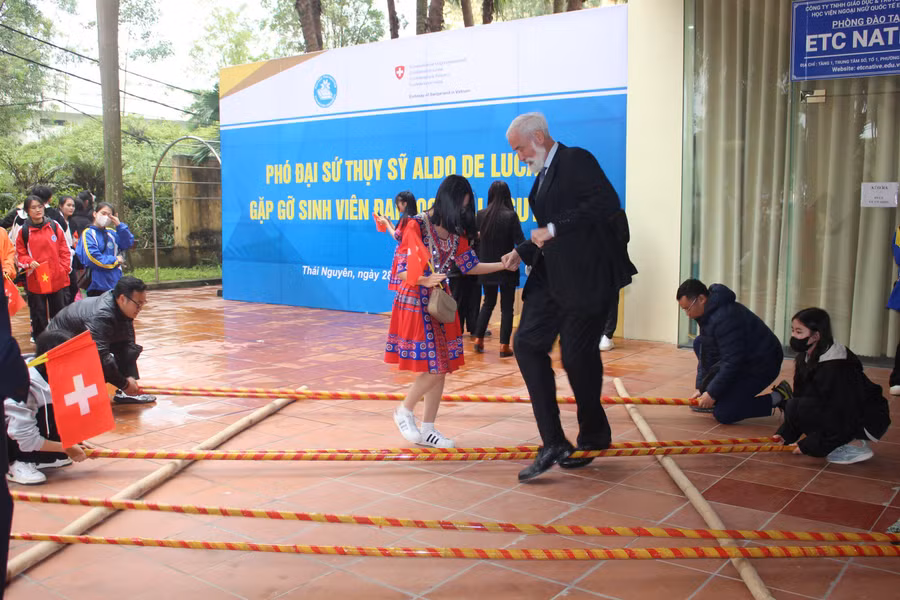 Ngài Aldo de Luca, Phó đại sứ Thụy Sỹ tại Việt Nam nhảy sạp cùng sinh viên Đại học Thái Nguyên.