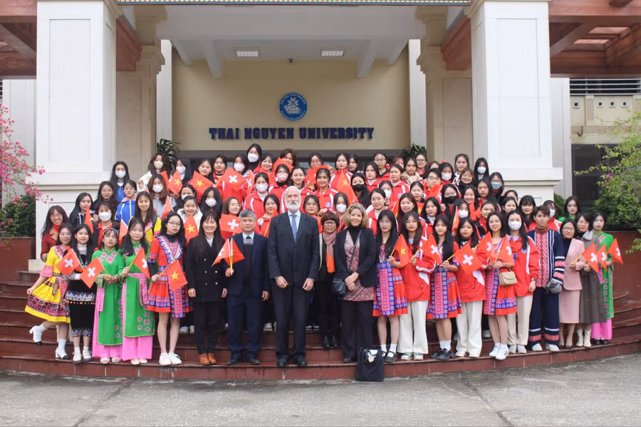 Đoàn công tác của đại sứ quán Thuỵ sĩ tại Việt Nam gặp gỡ sinh viên Đại học Thái Nguyên. Đoàn công tác của đại sứ quán Thuỵ sĩ tại Việt Nam gặp gỡ sinh viên Đại học Thái Nguyên.