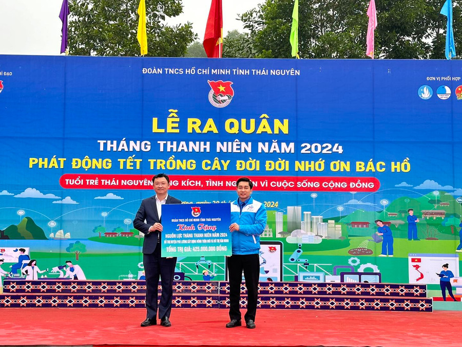 Tổng nguồn lực trao tặng huyện Phú Lương tại Lễ Phát động trị giá 425 triệu đồng (Ảnh: Đoàn TNCS Hồ Chí Minh tỉnh Thái Nguyên).
