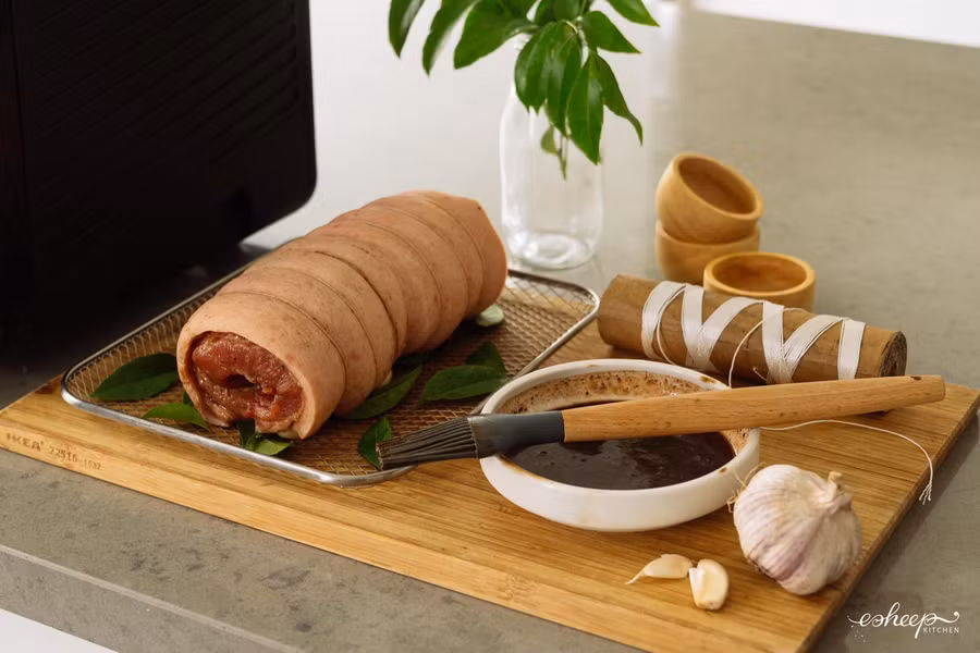 Phần nước ướp thịt còn lại đừng bỏ đi nhé, mà để pha chế nước xốt chấm sau khi quay thịt.