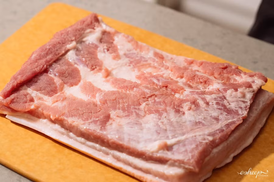 Rửa sạch và lau thật khô miếng thịt bằng giấy bếp, đặc biệt phần bì.
