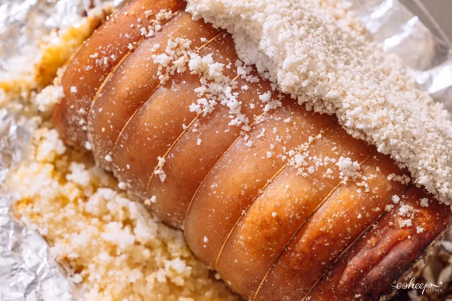 Sau khi nướng muối, bì khô se lại, thịt chín mềm và ngấm đẫm gia vị. Làm cách này, thay cho công đoạn phải luộc/hấp thịt trước, sẽ giữ được vị ngọt của thịt hơn, bỏ qua công đoạn châm bì, xát muối xát dấm với đỡ luôn thời gian ủ cho dấm muối ngấm.