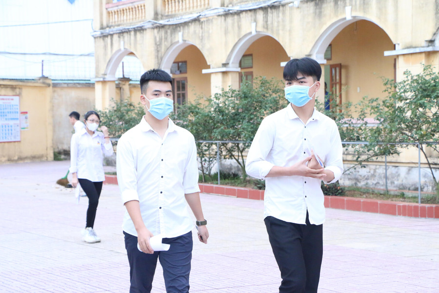 Các thí sinh tranh thủ đến trường thi sớm.